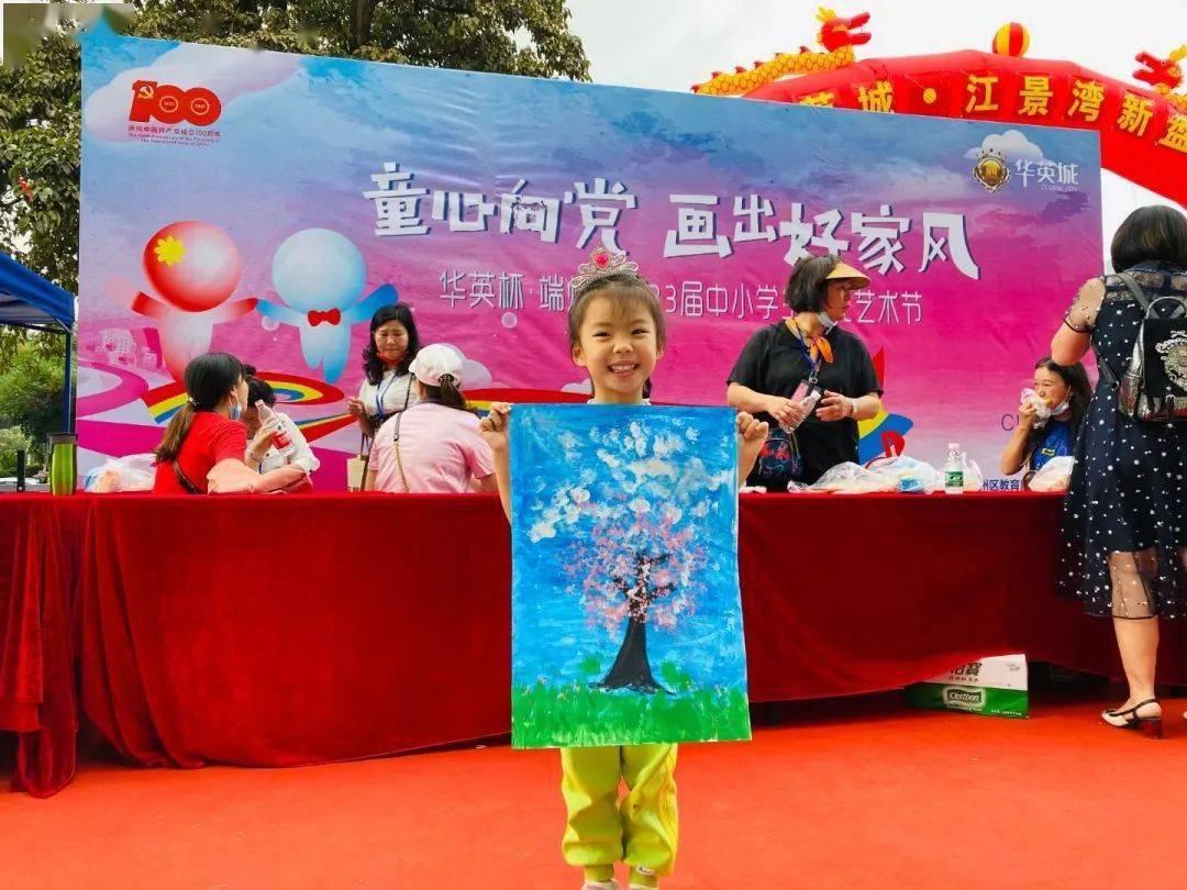 近日,贵州铜仁玉屏,六十余人自驾返乡途中因大雪被困,老乡热情邀请来家中吃饭。